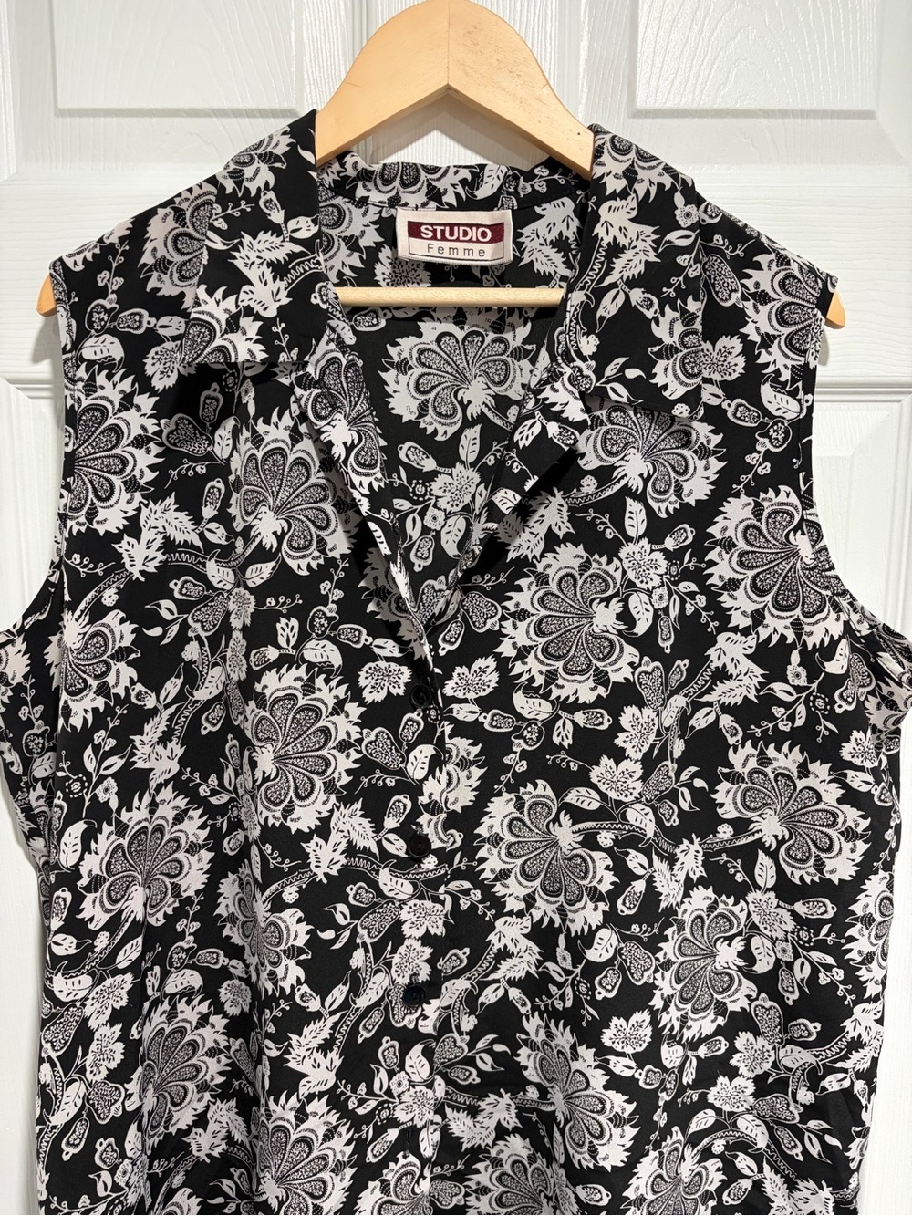 2/$25 Studio Femme Black & White Sleeveless Floral Button Front Top - Picture 3 of 7